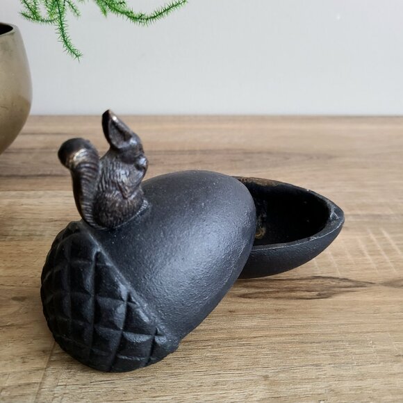 Cast iron squirrel on nut trinket dish with lid. - Picture 4 of 10